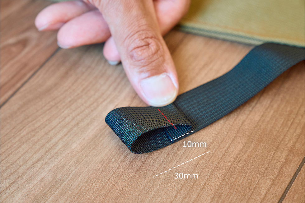 ループ側は内側に10mm折り、さらに30mm折ってから返し縫いをする