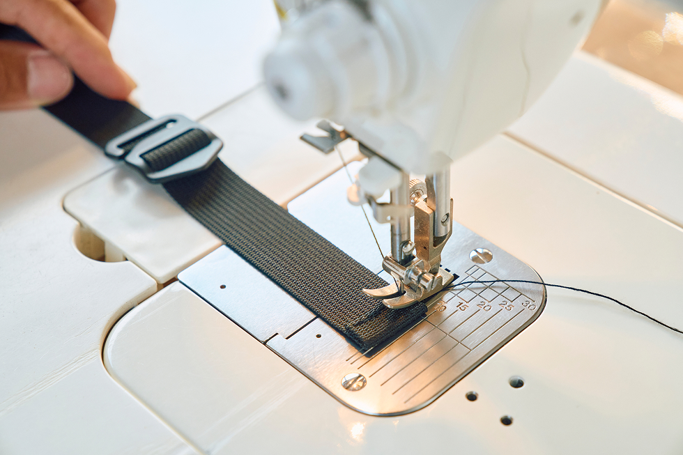 Gフック側は、10mm折ってからもう10mm折ってから返し縫いをする