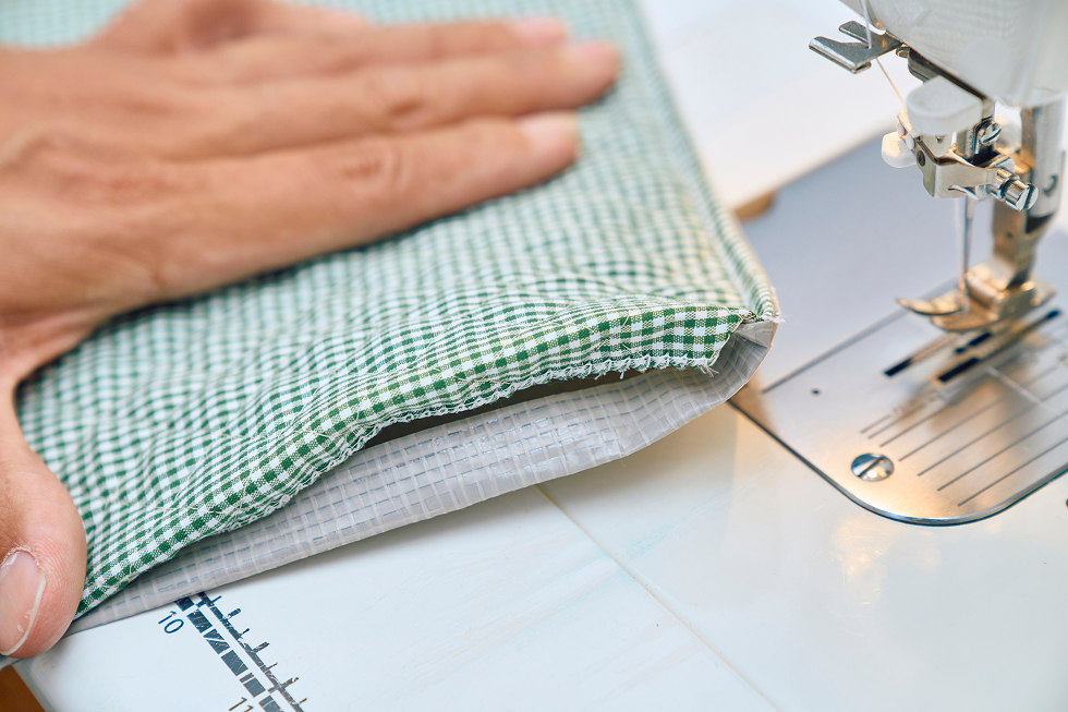 残りの辺の生地を10mm内側に折り込んで縫い合わせる