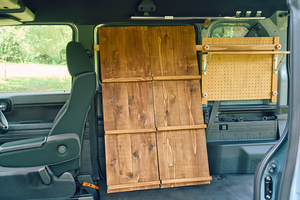 「絵を見せる」ハシゴ型本棚