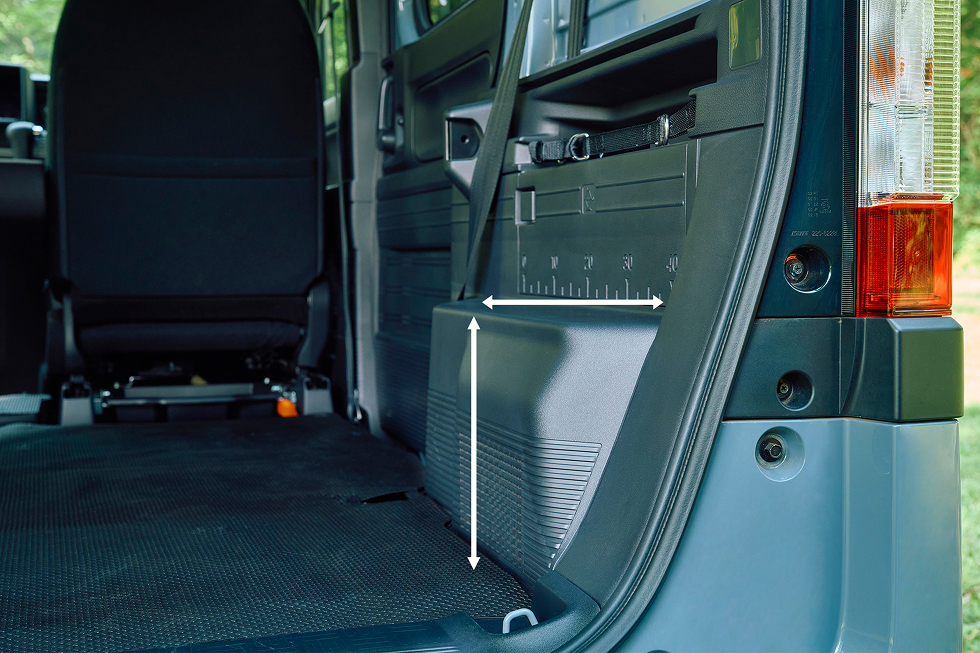 ラゲッジスペース後部右側の段差をうまく活用した、重ねるタイプの本棚