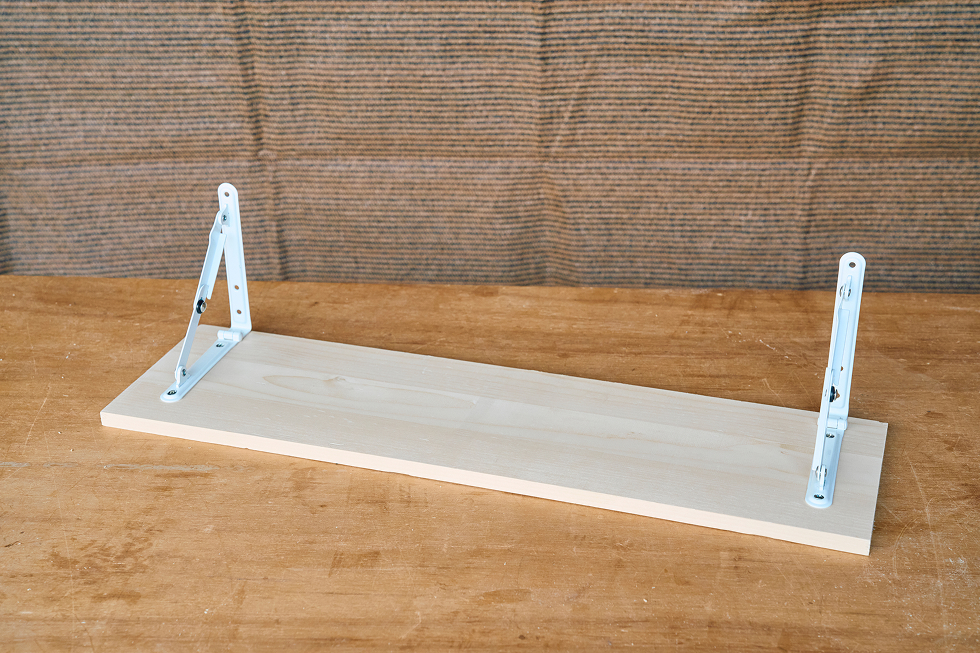 Cに棚受け金具を固定