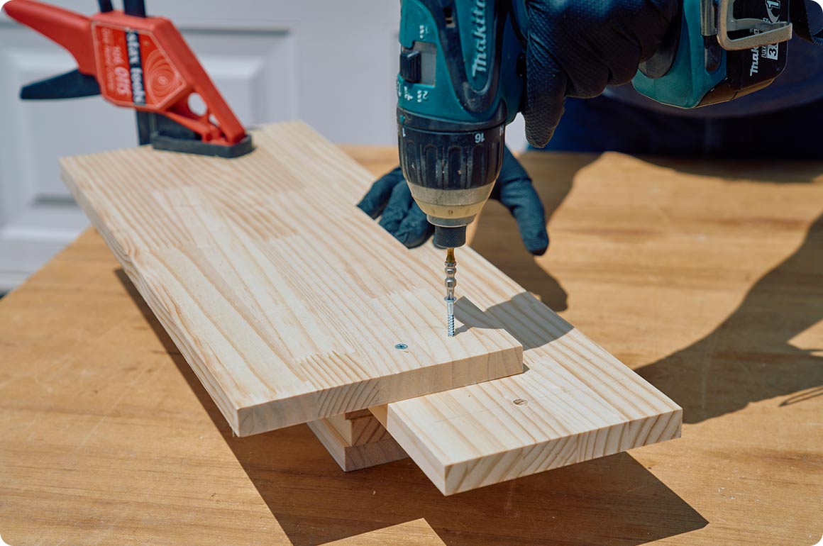 板を重ね合わせて固定する