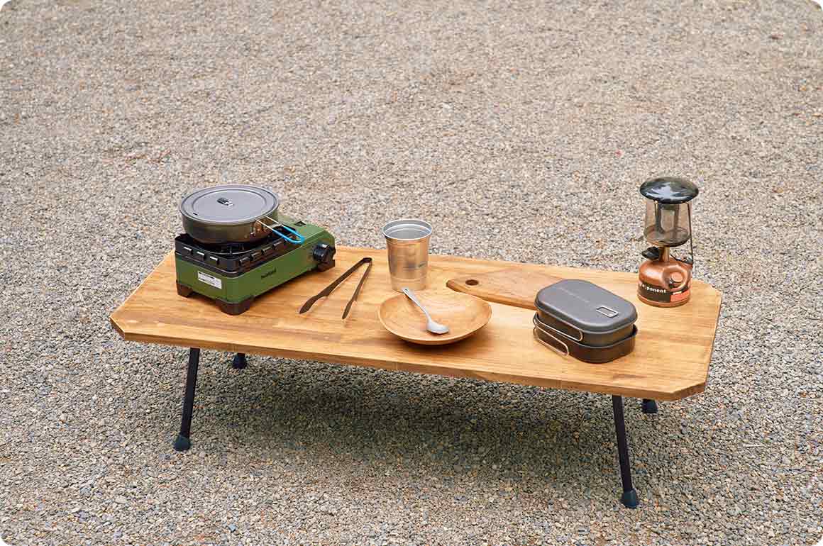 キャンプサイトに映える美しいローテーブル