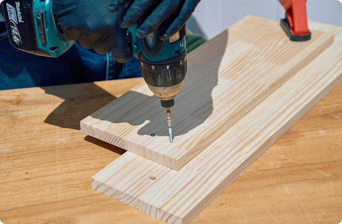 ビスで固定する。以降、C、Dを重ね合わせていく際の固定手順も同じ。まずはボンドを塗り、その後ビスで固定していく。