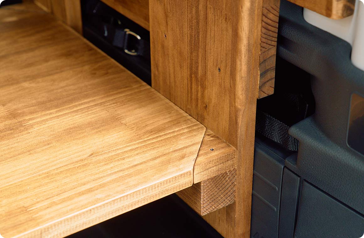 固定した端材は、車内にテーブルを設置した際に天板のストッパーとなる。