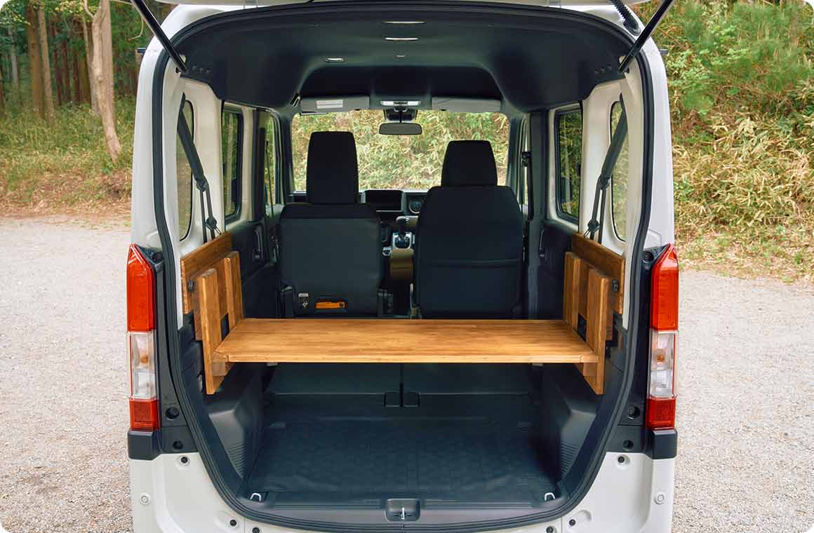 天板の余りをカットしたら実際に天板を側面パーツに載せて仕上がりを確認しておく。 （こちらも写真は塗装後のものだが、実際の作業は塗装前の状態で行う）