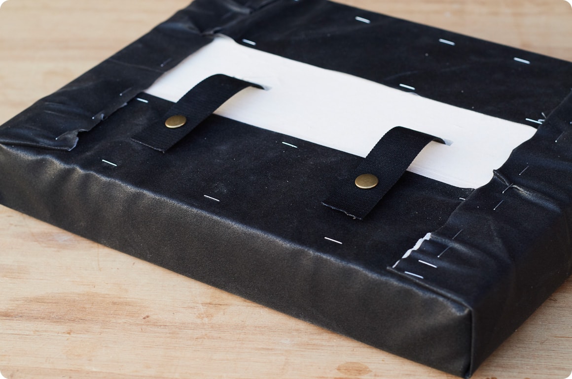 クッションを取り外し式にするために、固定用のボタンも取り付け