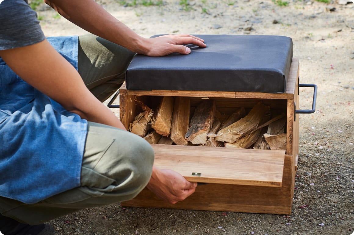 ボックスの中にはキャンプ場で販売されている薪を格納できます