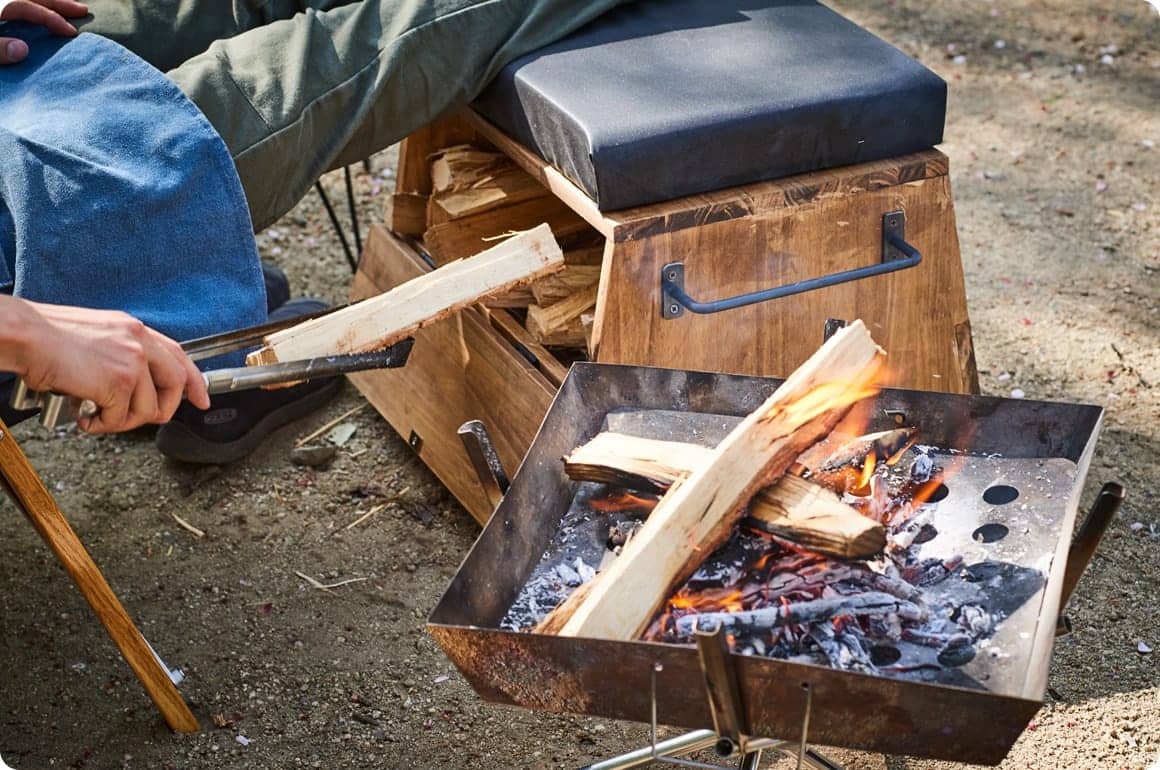 こんなふうに、焚き火をしながらトビラを開け、薪をくべることも可能です