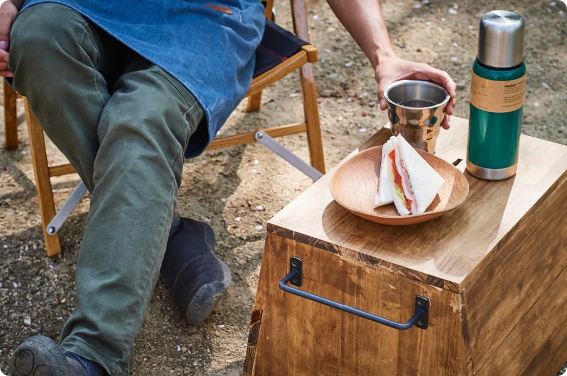 クッションを外せば、ご覧の通りサイドテーブルに早変わり