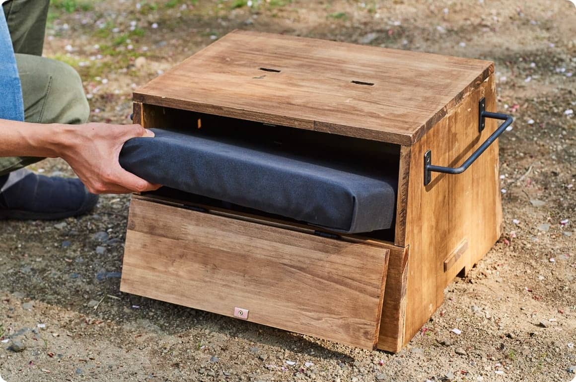 クッションは、ボックスの中にピッタリと収まりますので