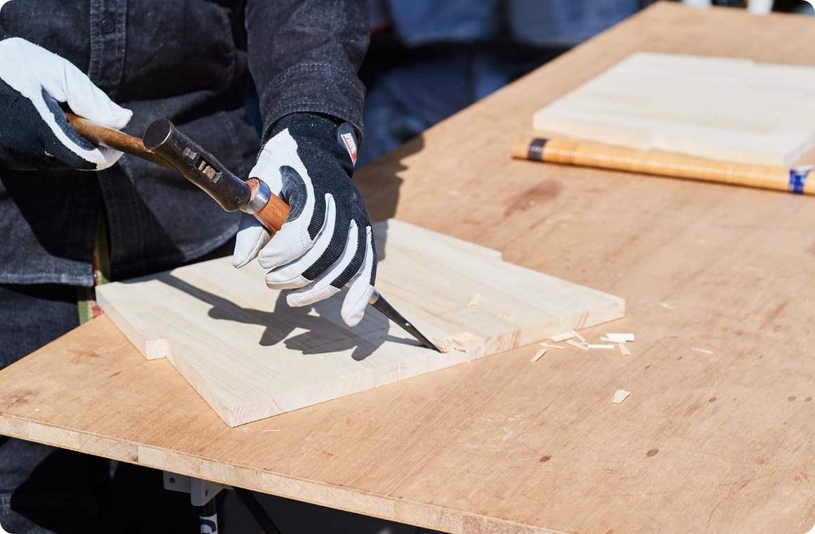 Aのホゾ穴を、ノミ＆金づちでカットする