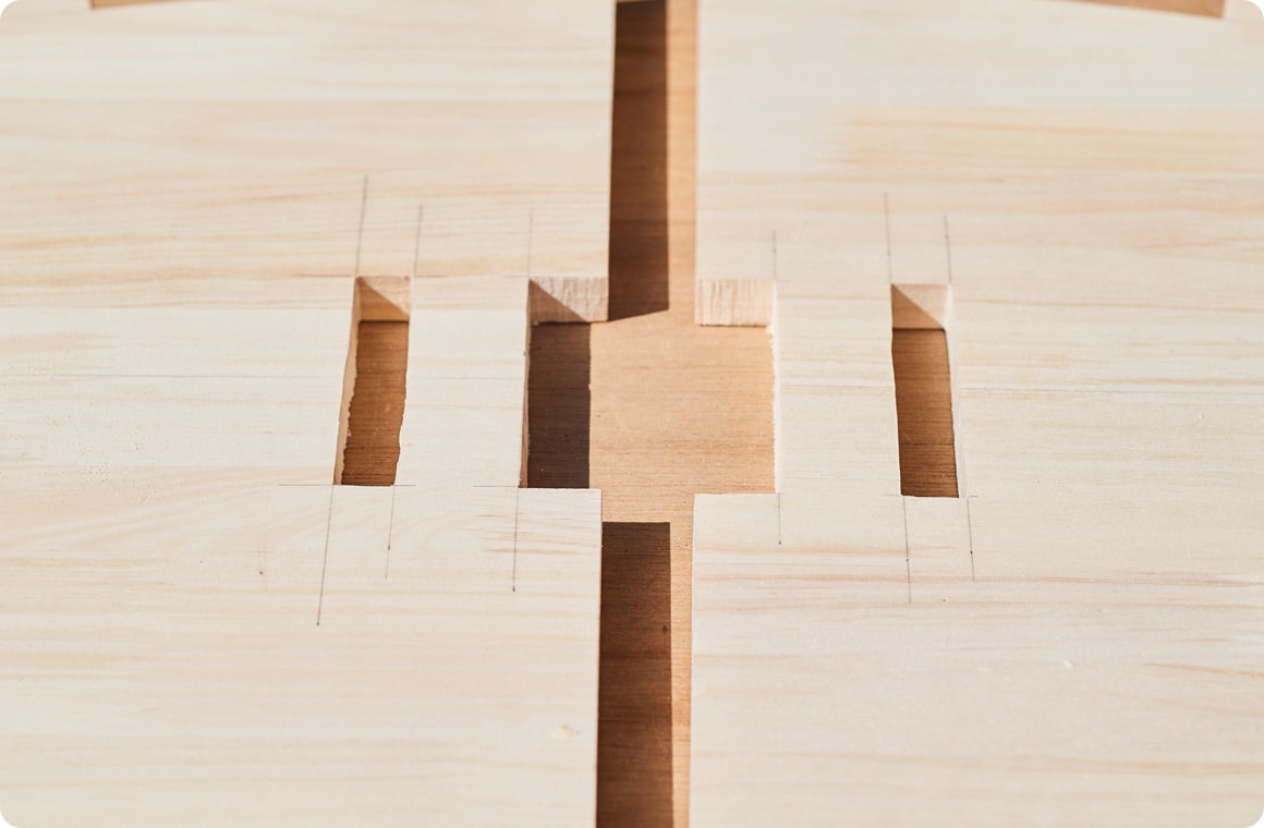 カットは自在ノコギリでも可