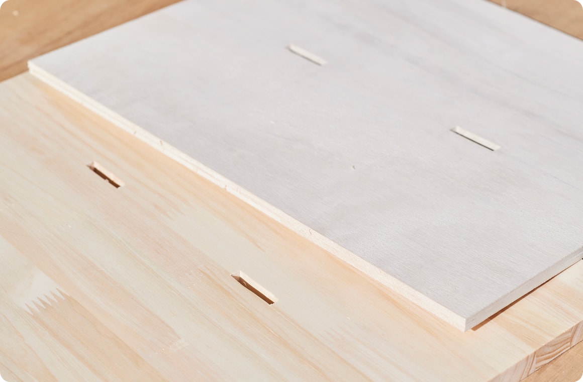 C、Fのホゾ穴も切り出し線を描いてノミ＆金づちでカットする