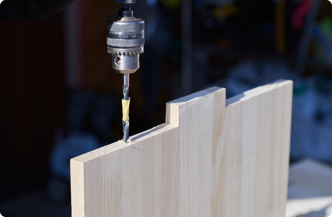 Bにダボ錐でダボ穴を開け