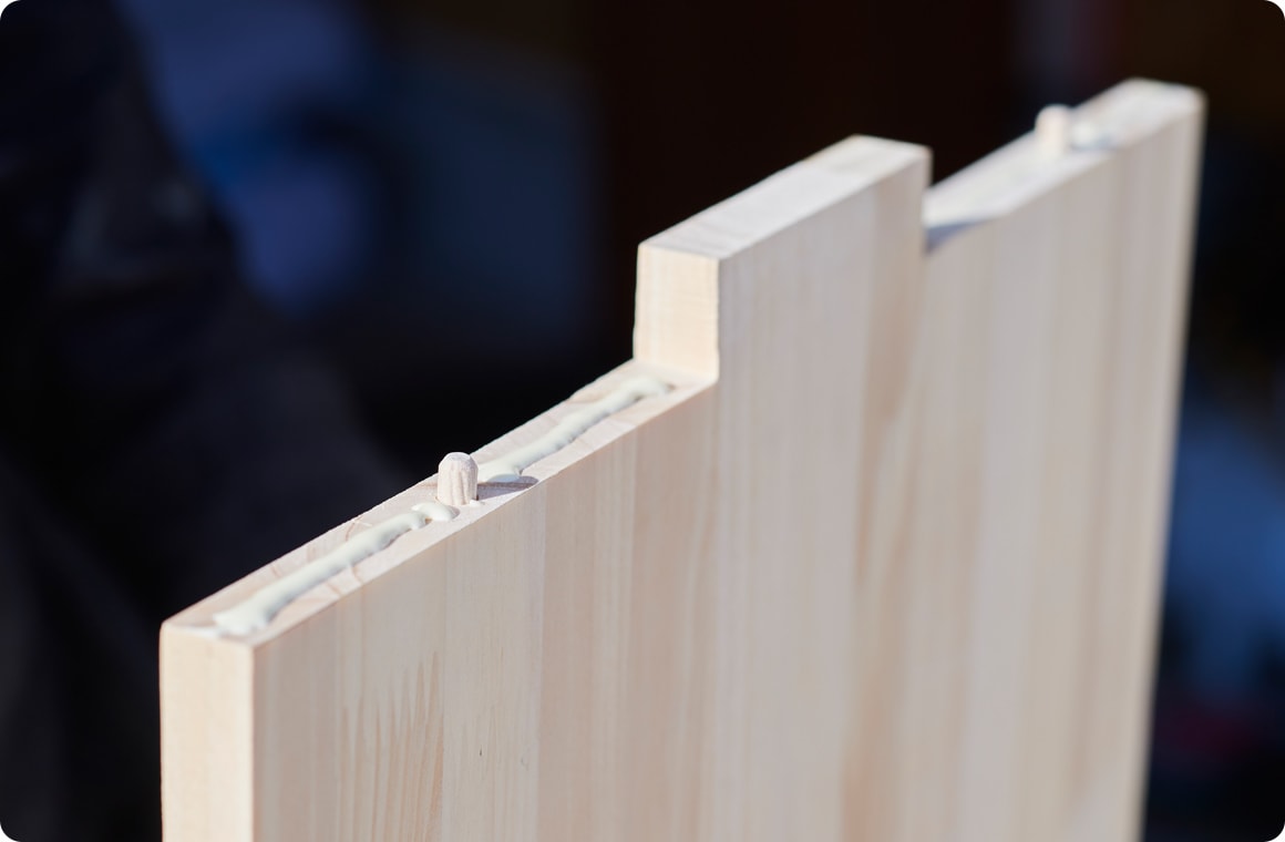 ダボを差し込みボンドで固定