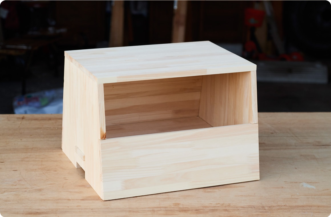 ここで使うDの板は後面1枚のみ。間違えて開閉用の前面は固定しないよう注意