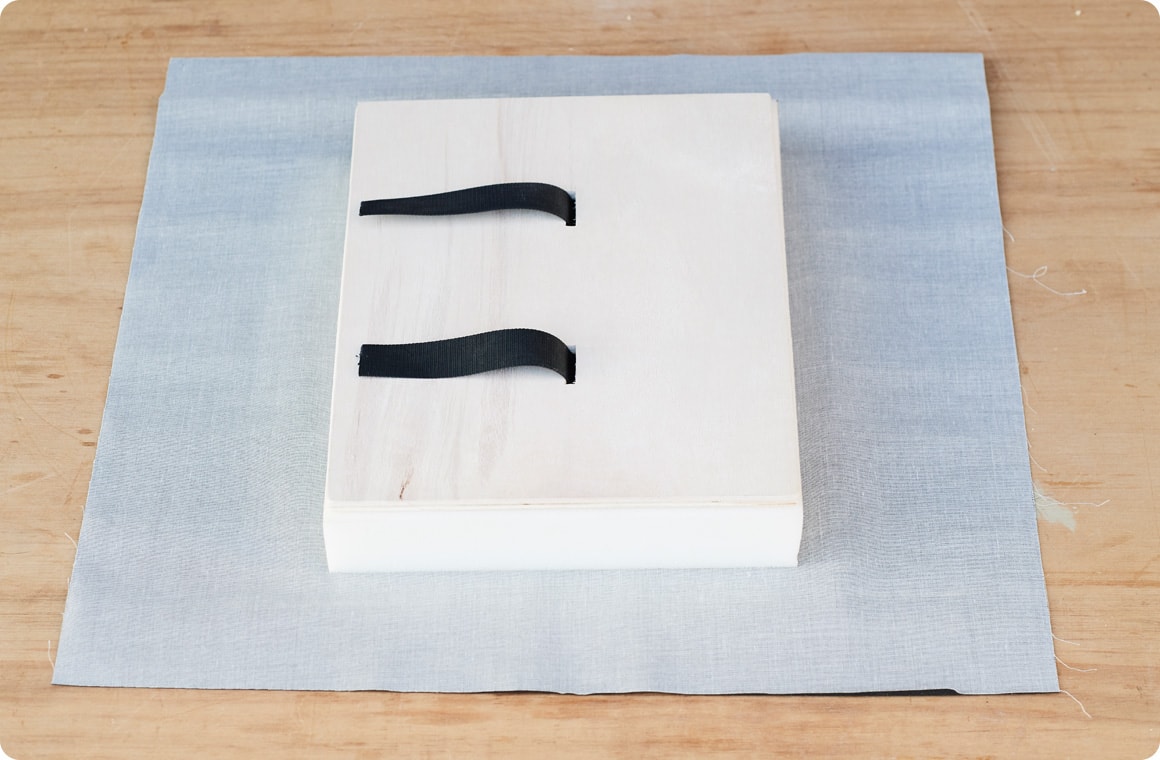 下から順にフェイクレザー、ウレタンクッション、Fを配置