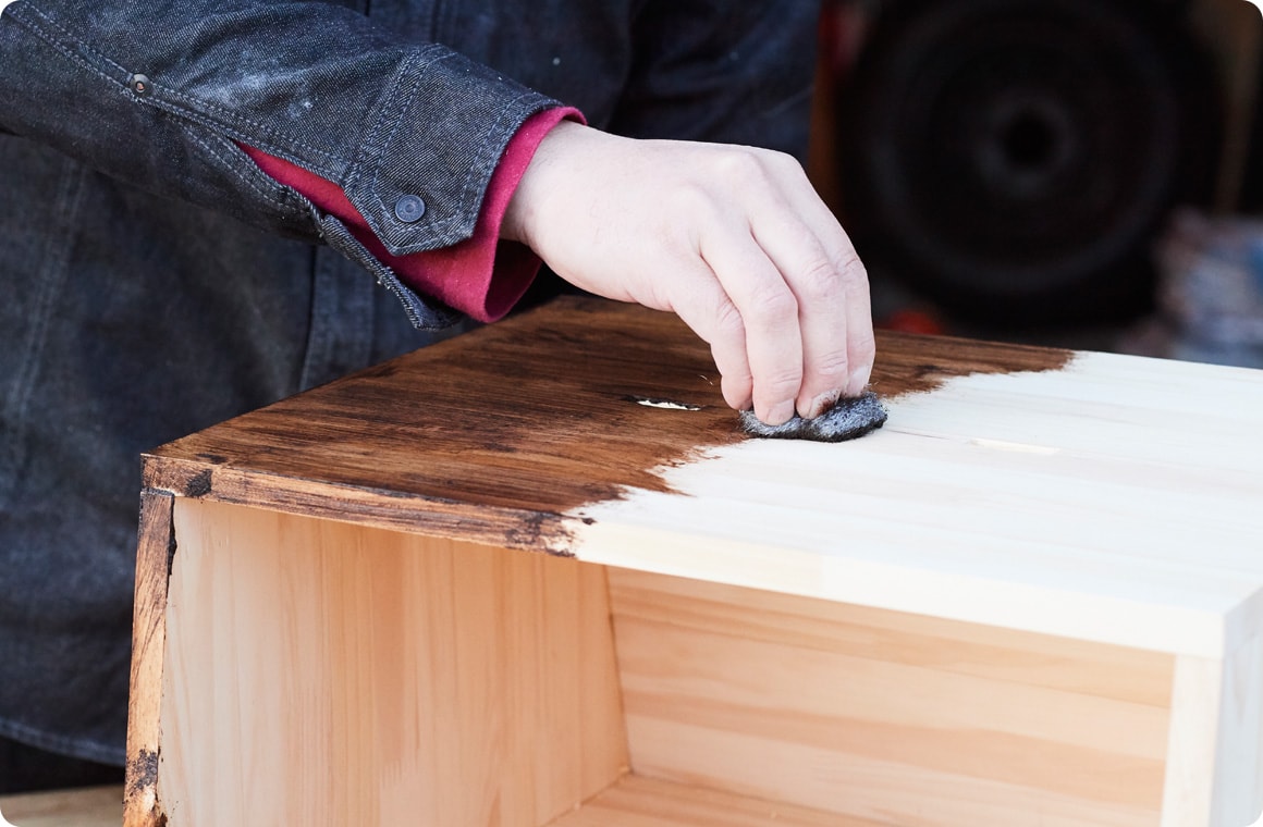 全ての木材に塗料を塗る