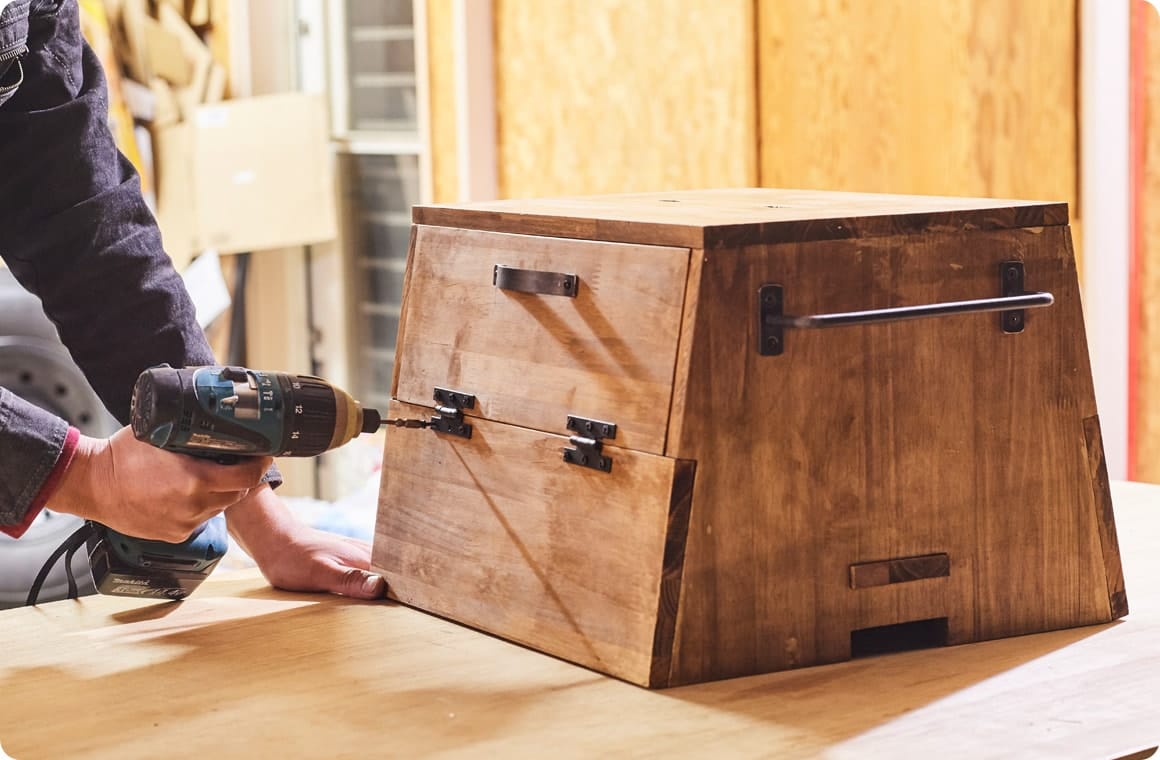 側面にバー取っ手を固定。またDの前面には取っ手、丁番を固定