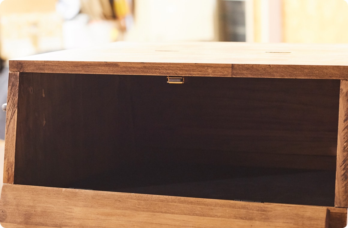 Cにマグネットラッチを固定し、Dの裏面上部にその受けを固定して全作業完了