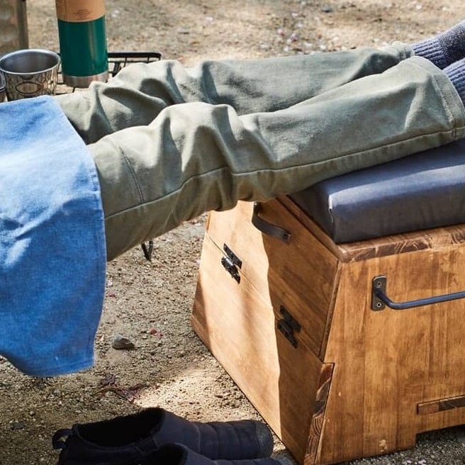 薪入れやミニテーブルにもなる！ボックスタイプの多機能オットマン