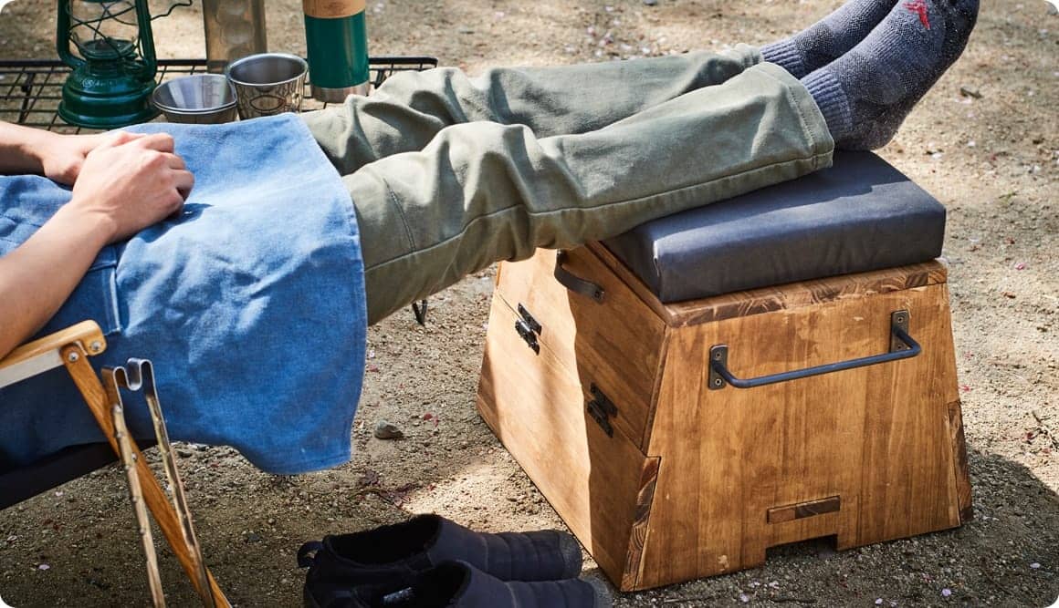 昨今主流のロースタイルキャンプは、チェアに腰をかけたときに脚を伸ばすことで、リラックスした姿勢を取れます