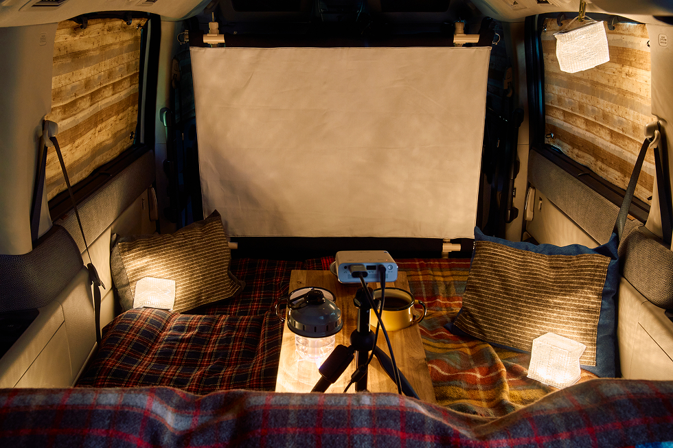ステップワゴンの車内がアウトドア感あふれるシアタールームに大変身