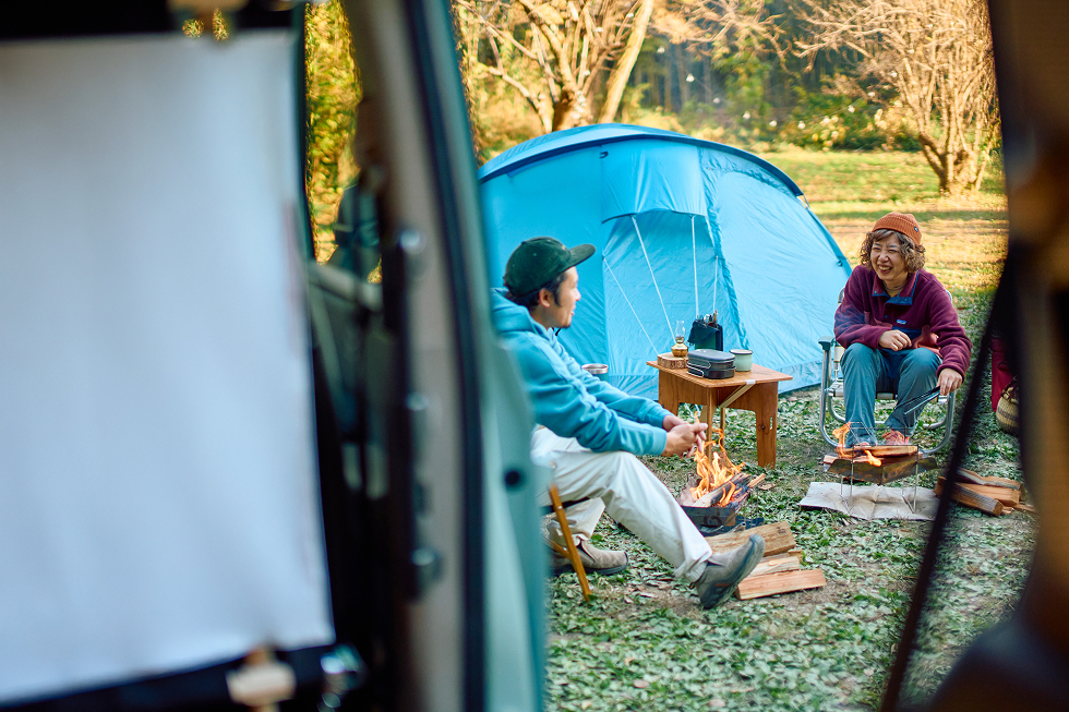 しつらえたシアタールームはそのまま車内に残しておけるので、日中はいつもと同じようにキャンプを楽しめる
