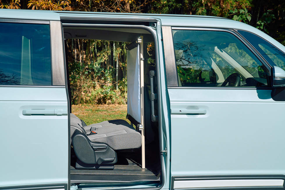 設置したスクリーンを横方向から