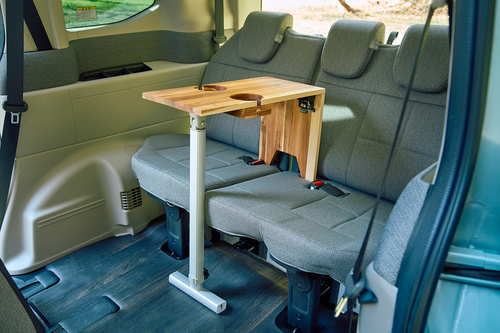 プロジェクター台はフロアマットに立たせる脚と座面に乗せた板で支える構造