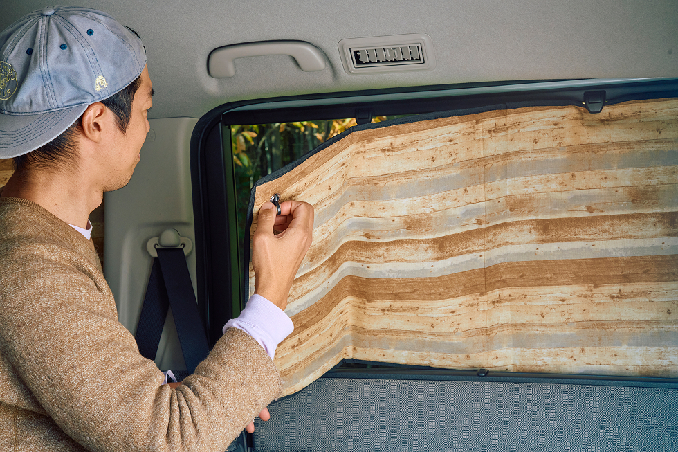 車内を暗くしてプロジェクターの画質も向上するプライバシーシェードもDIY