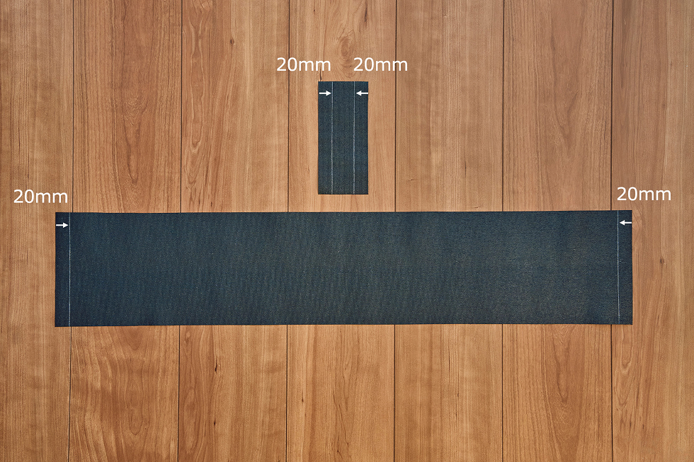 ループ用（小）、（大）生地それぞれの裏側に、縫い位置用のラインを引く