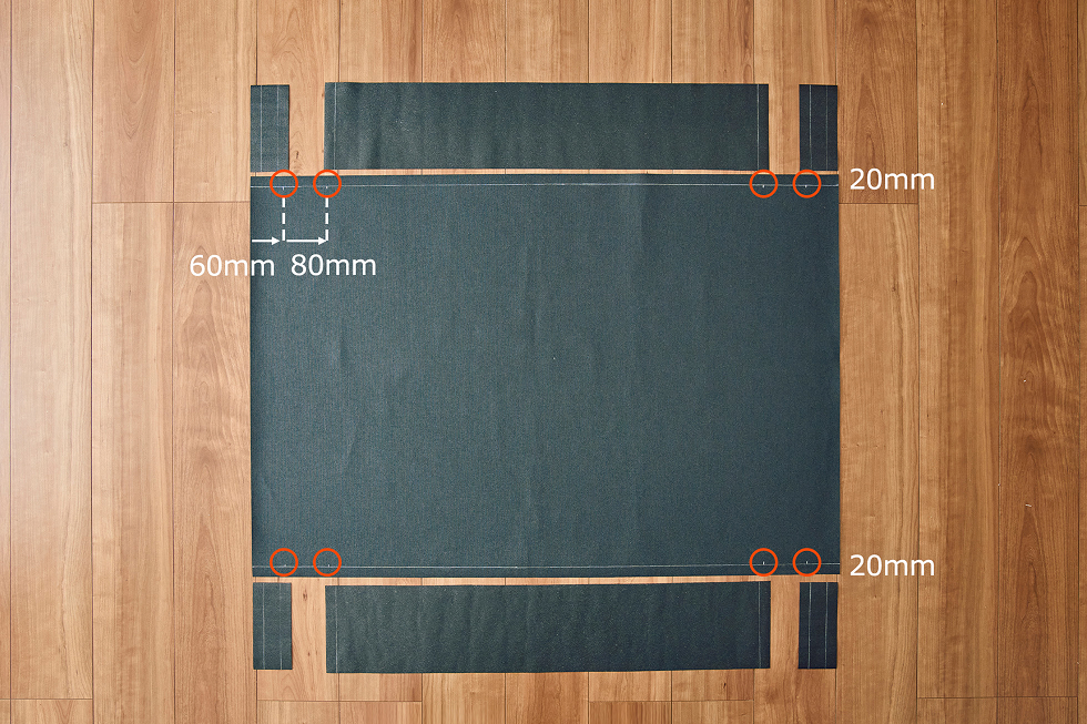 メイン生地（裏用）の赤丸部分8カ所に、ループ取り付け用の印を付ける