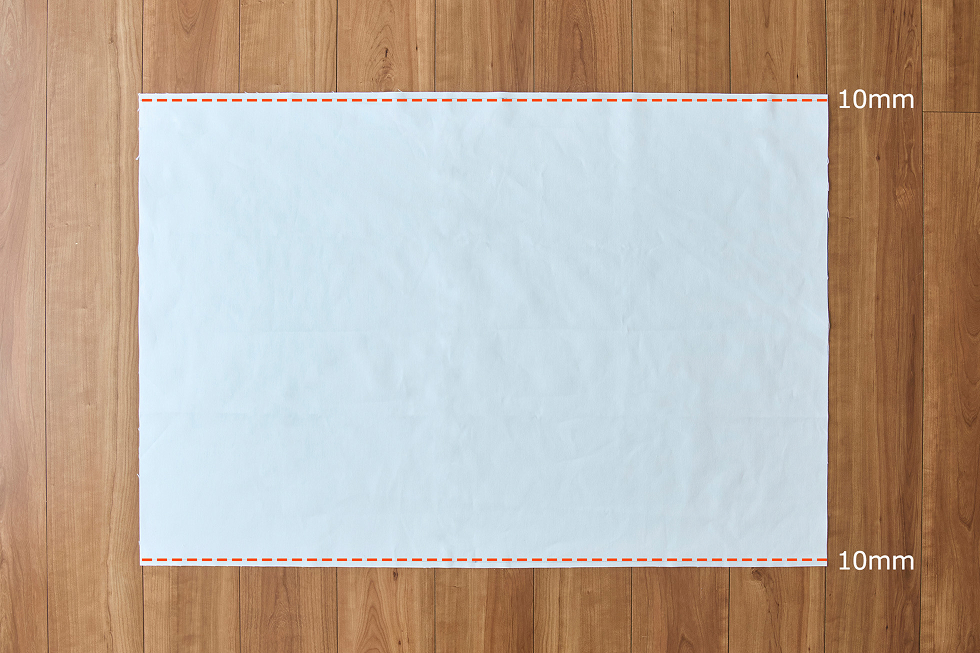 メイン生地（表用）にも上下2カ所、縫い位置用のラインを引く