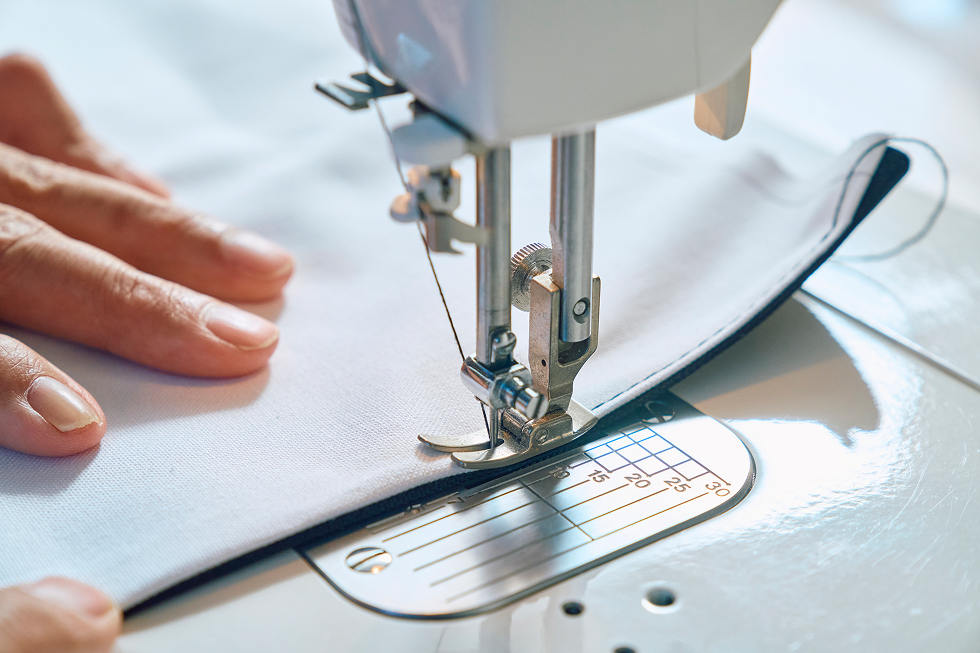 縦のラインを2カ所縫い終えたら生地を裏返して、同じ位置を縫い合わせる