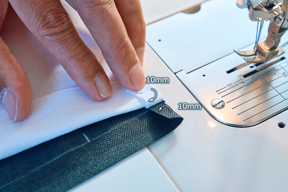 縫うのを余らせていた20mmの部分からループを縫い付ける作業