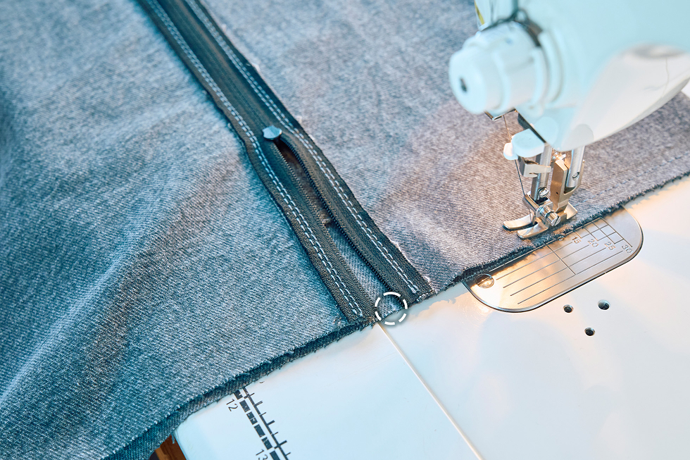 ジッパーを閉じて生地を裏返して縫い合わせる