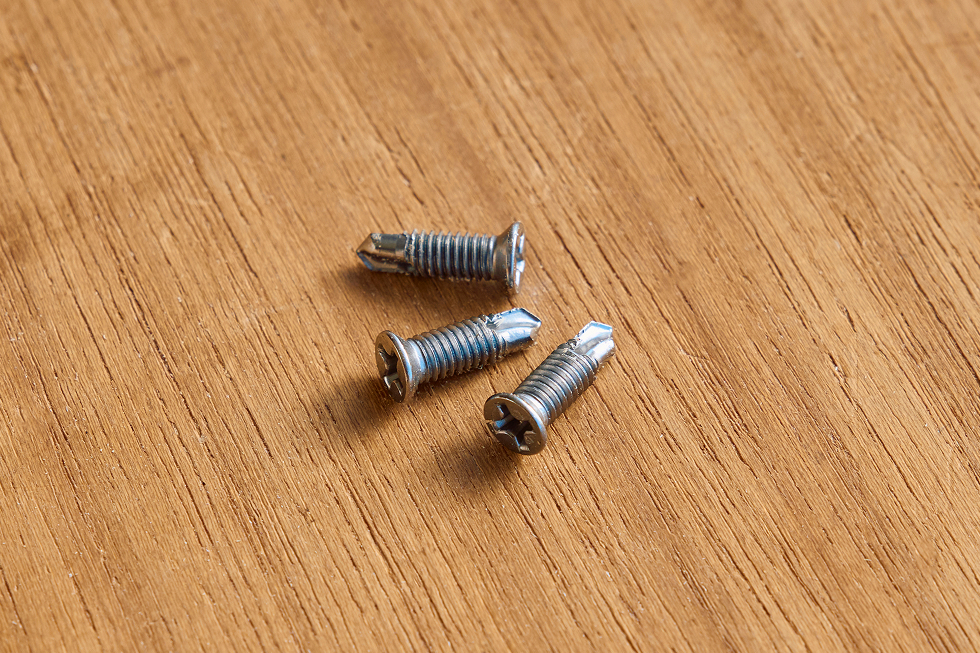 カットした横ポールに、イレクターパイプとパイプロック金具をネジで固定