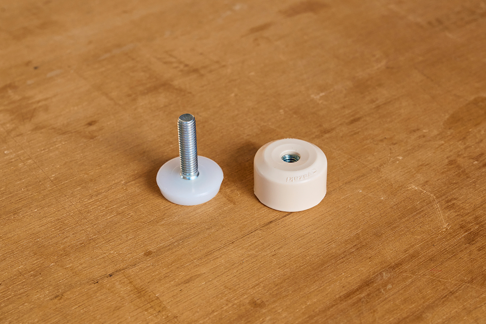 アジャスターの白キャップネジを外