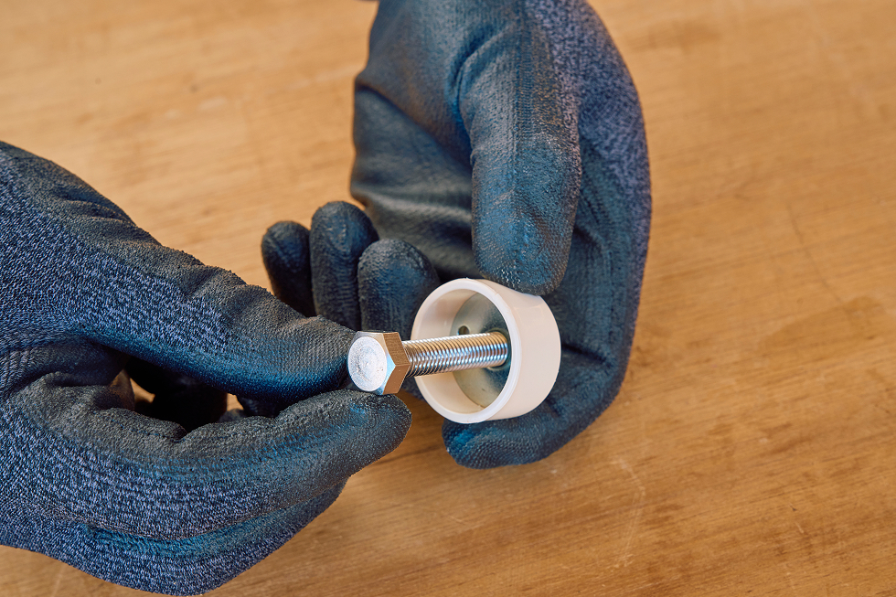 六角ボルトをねじ込む