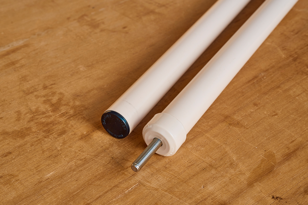 上部のキャップ（右）と、底部のパイプインナーキャップ（左）