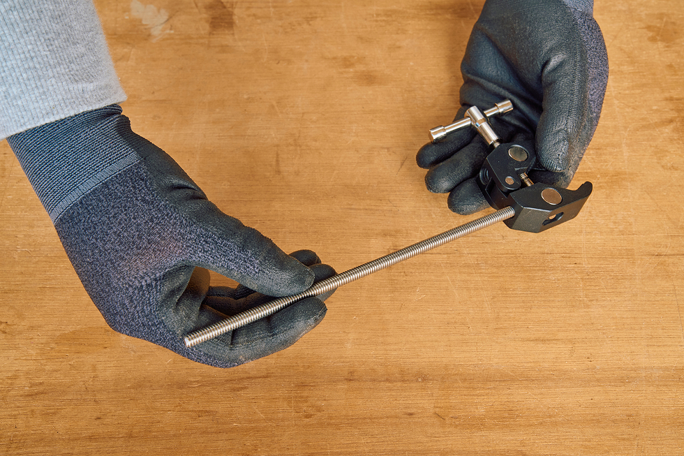 全ネジボルトをパイプクランプに固定