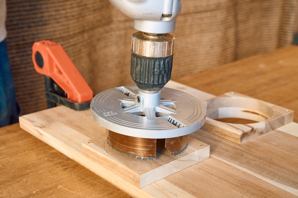 受け板にホールソーで穴を開ける