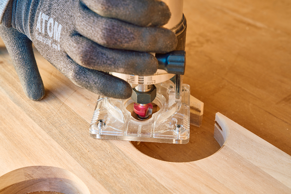 カップホルダーの内側にトリマーで面取り