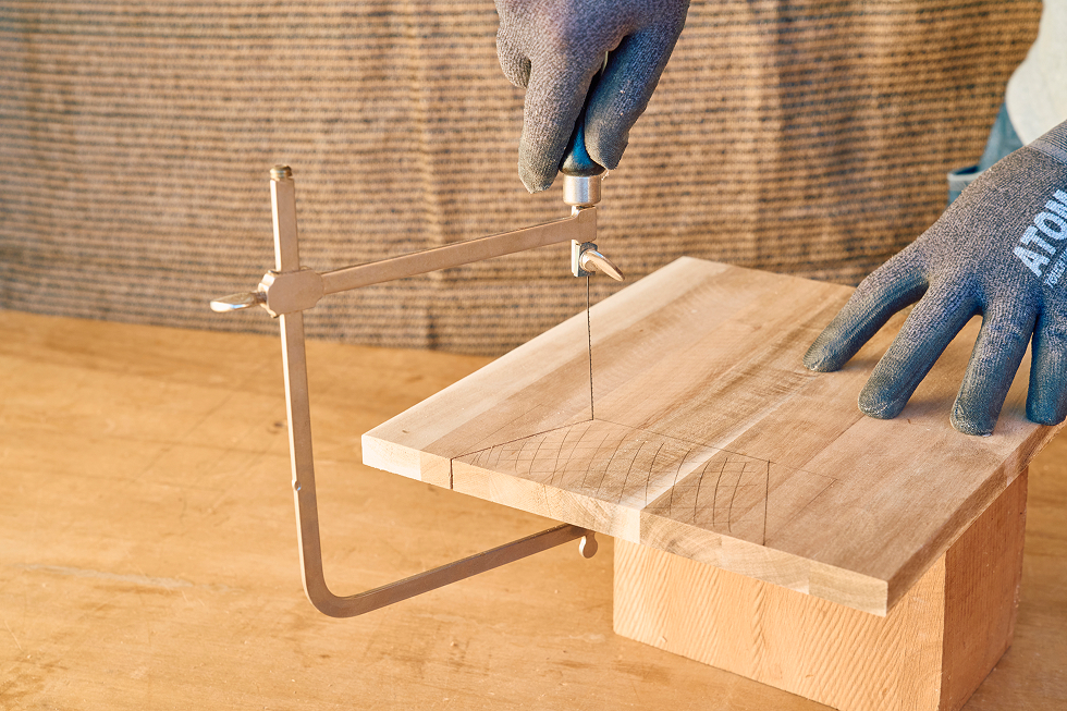 Bの脚板下部を自在鋸でカットす