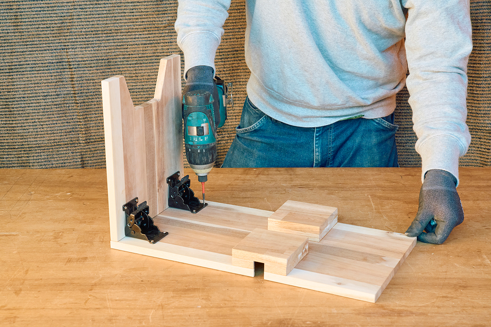 天板と脚板に折脚金具を固定