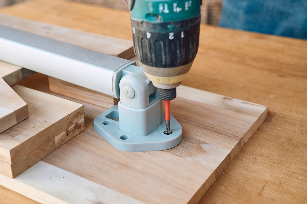 テーブルスタンドを天板に固定