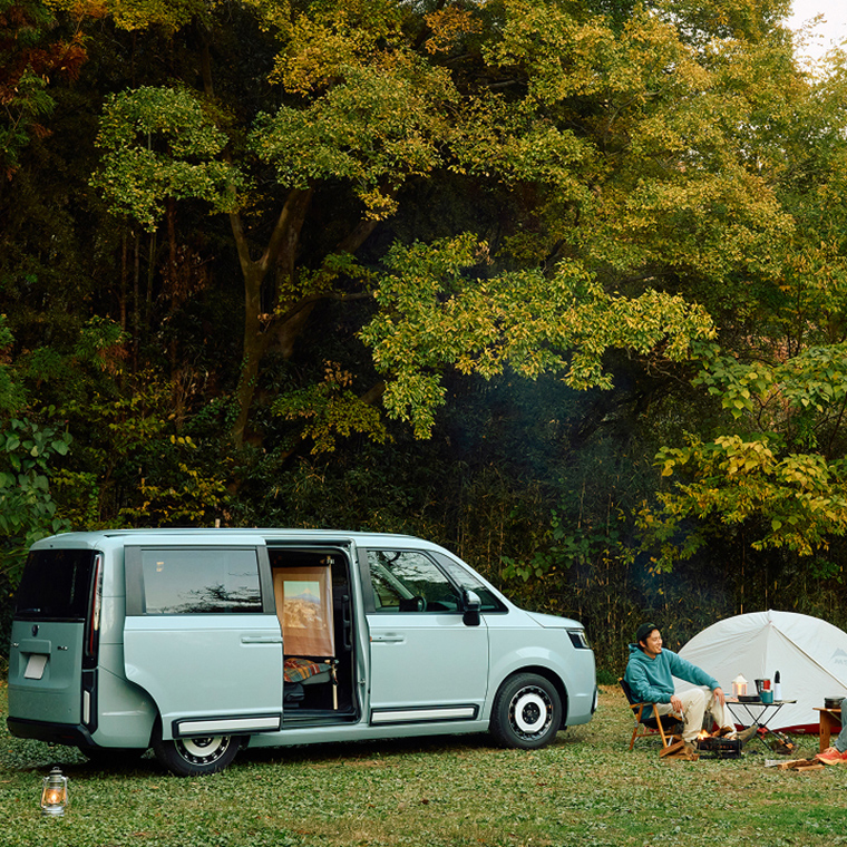 STEP WGNをシアタールームにDIY！キャンプや車中泊で映画を満喫